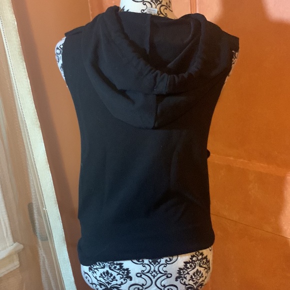❤️4 for 25❤️ Forever 21 sleeveless workout hoodie - Picture 5 of 5